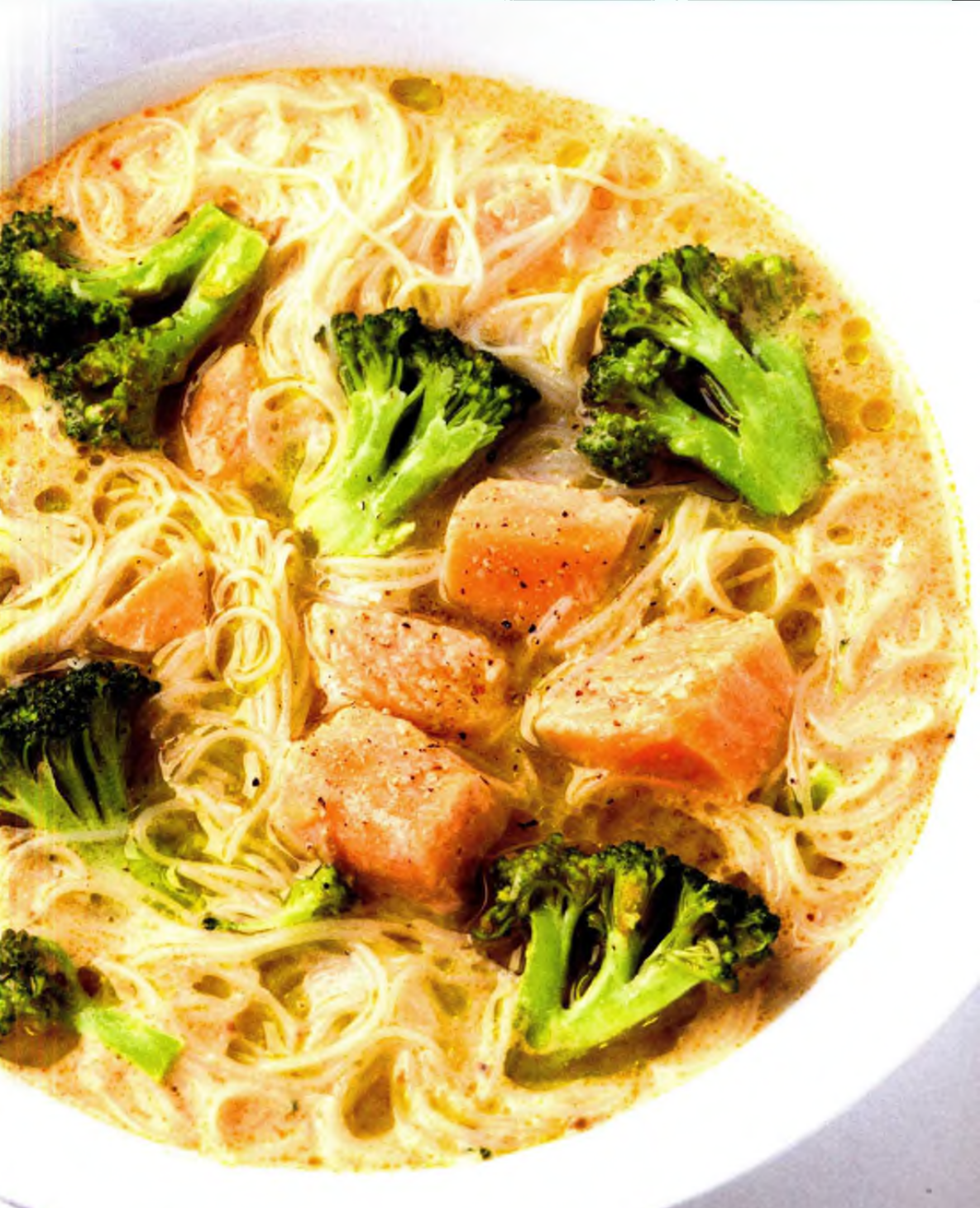 Bouillon au saumon, brocoli et vermicelles de riz, sauce satay