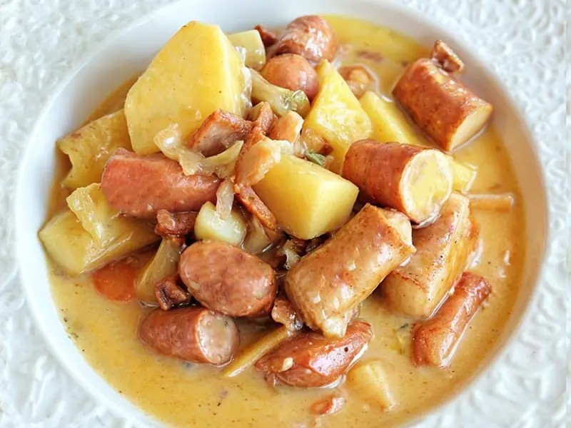 Pommes de terre et knackis sauce cheddar