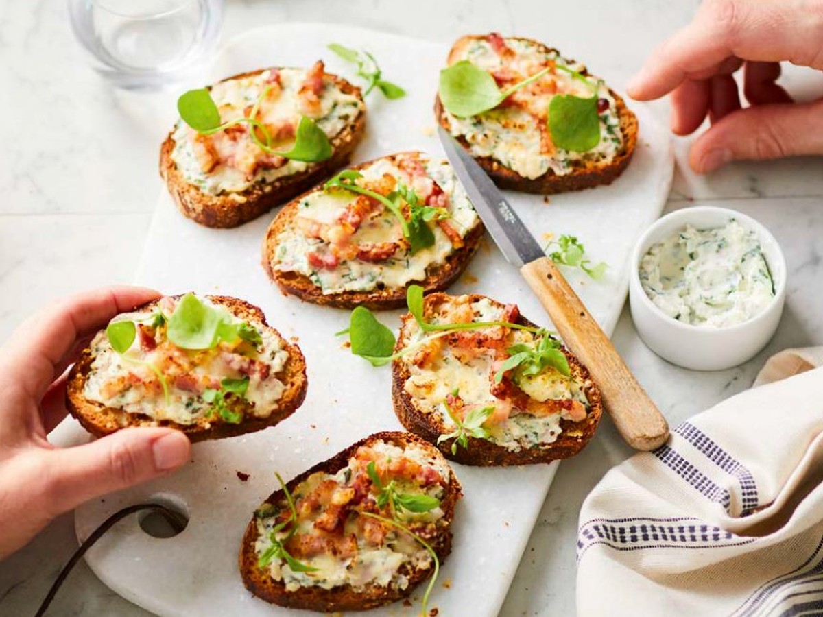 Tartines au comté, parmesan, lardons et roquette